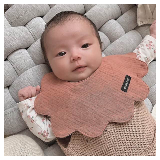 土屋美穂のインスタグラム：「. . . 🍓🍓🍓🍓🍓🍓🍓🍓🍓 . . . #1ヶ月 #新生児 #赤ちゃん #いちご #baby #むぎちゃん #麦ちゃん」