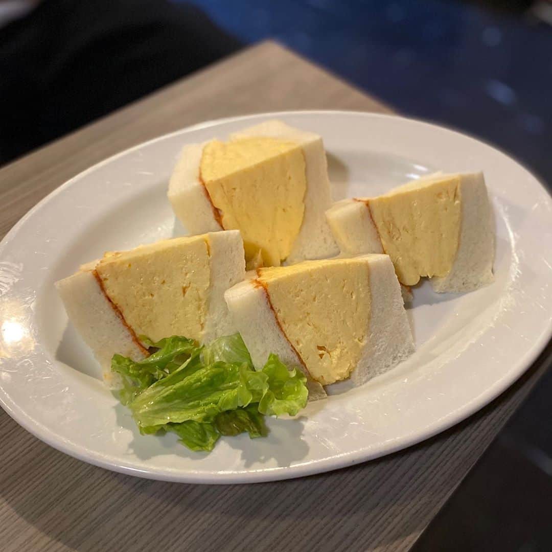 鮫島彩のインスタグラム：「・ ・ たまごサンド🐣  片面はデミグラス、もう片面はマスタード。 分厚く焼かれたたまごはフワッフワッ。  #京都グルメ #関西グルメ #喫茶マドラグ」
