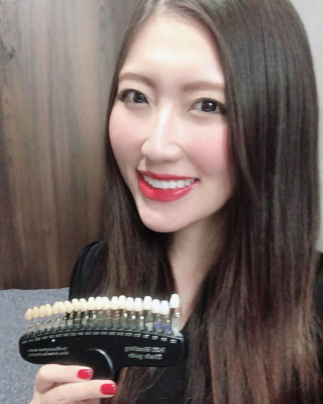 のインスタグラム：「. @platinum_beauty_omotesando  で歯のホワイトニングしてきた💓 . . 『松丘雪投のインスタ見たよ🎆』 で業界、話題の結果の出る 【次世代セルフホワイトニング】 ↑行ったらわかるやつ！ が、通常30分照射30000円が . 衝撃の . なんと… . 💴2700円 になります🎊 信じられてない人← でもほんと！ 白い歯って本当に大事だからこの機会にみんなで行こう！！！ . . 名物の #寄り添いカウンセリング も無料💓笑 めっちゃ楽しかった！ . . 問い合わせは、 プラチナムビューティー表参道店 東京都渋谷区神宮前4-15-3 . 080-4431-4995 . @platinum_beauty_omotesando . . インスタからDMしちゃえ〜☺️☺️☺️ 善は急げ！ . . . ・ #PLATINUMセルフホワイトニング #PLATINUMLEDフェイシャル #PLATINUMLEDスカルプケア #PLATINUMBeauty表参道店 #プラチナムビューティー表参道店 #PLATINUM #セルフエステ #完全個室 #PLATINUM公式サロン #表参道 #美容 #表参道エステ #表参道サロン #おもてなし #接客 #ハイクオリティーエステ #セルフホワイトニング #ホワイトニング #フェイシャル #スカルプ #インスタ歯へ #プラチナム」