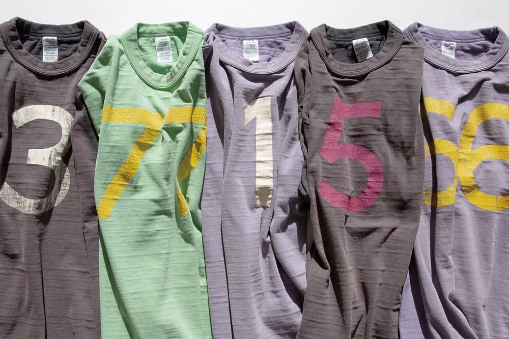 のインスタグラム：「. ＜WAREHOUSE＞ NUMBERING TEE CUSTOM ORDER 2020.1.31 fri 〜 2.9 sun @beams_boy_harajuku . “ヴィンテージ古着の忠実な復刻”というテーマを追い続けるブランド＜WAREHOUSE＞。アイビーリーガーたちが好んで着ていたことでも知られる、ナンバリングTシャツのカスタムオーダー会を開催します！  Tシャツモデル『Lot.4601』をベースに、ボディの前後にお好きな数字を入れることができます。さらに、カラーや加工パターンを組み合わせ、お客様だけのナンバリングTシャツをお作りいただけます。 また、本イベントにあわせた＜BEAMS BOY＞別注モデルもご用意。  ぜひ、このスペシャルな機会をお見逃しなく！  カスタム概要 ■ボディ&プリント ・ボディカラー：グリーン / パープル / ブラック ・プリントカラー：ホワイト / イエロー / レッド ・ナンバリング： 1桁⇒（1 / 2 / 3 / 4 / 5） 2桁⇒（00 / 66 / 77 / 88 / 99） ※ナンバリングのプリント箇所は決まっています。 上記の数字のみお選びいただけます。 ■サイズ ・S～XL ※ユニセックス  概要の詳細は、公式サイトのニュースをご覧ください。 https://www.beams.co.jp/news/1835/ . #warehouse #ウエアハウス #ウエアハウス #ウェアハウス #lot4601#numberingtee #numberingt #ナンバリングT #beams #beamsboy #ビームス #ビームスボーイ #原宿 #tokyo #harajuku #beamsboyharajuku」