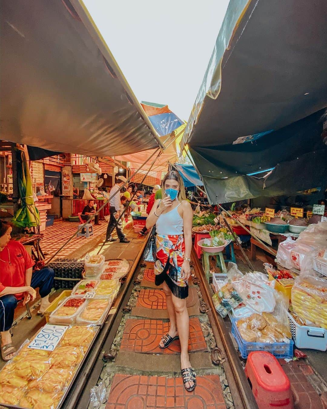 植野有砂さんのインスタグラム写真 - (植野有砂Instagram)「2020 first stop : Thailand 🇹🇭❤️ one of my favorite countries 🤍first timer for the umbrella market !! ☂️今年初の海外はタイ！撮影でバンコクに来てます✨今回は初めての市場などにも来れてるよ💕YouTubeに全てアップするので楽しみにしててね☺️ちょーー暑くて💦幸せ。笑　📸 @pearypie #thailand #bangkok #バンコク」1月22日 16時39分 - alisaueno