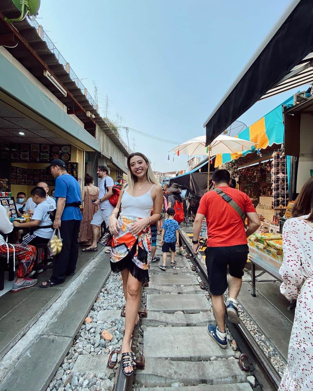 植野有砂さんのインスタグラム写真 - (植野有砂Instagram)「2020 first stop : Thailand 🇹🇭❤️ one of my favorite countries 🤍first timer for the umbrella market !! ☂️今年初の海外はタイ！撮影でバンコクに来てます✨今回は初めての市場などにも来れてるよ💕YouTubeに全てアップするので楽しみにしててね☺️ちょーー暑くて💦幸せ。笑　📸 @pearypie #thailand #bangkok #バンコク」1月22日 16時39分 - alisaueno