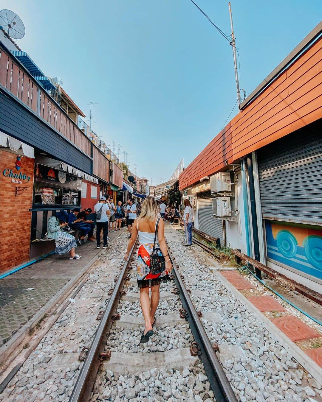 植野有砂さんのインスタグラム写真 - (植野有砂Instagram)「2020 first stop : Thailand 🇹🇭❤️ one of my favorite countries 🤍first timer for the umbrella market !! ☂️今年初の海外はタイ！撮影でバンコクに来てます✨今回は初めての市場などにも来れてるよ💕YouTubeに全てアップするので楽しみにしててね☺️ちょーー暑くて💦幸せ。笑　📸 @pearypie #thailand #bangkok #バンコク」1月22日 16時39分 - alisaueno