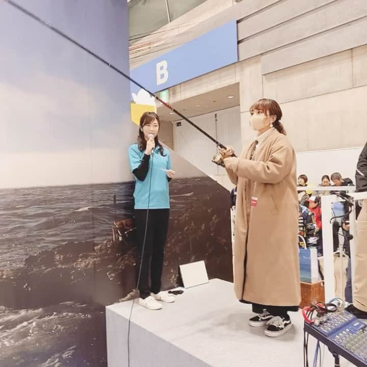 弘松芹香のインスタグラム：「釣りフェス2020🎣 楽しかった〜！！！！ めちゃくちゃ好きな人たちに本当に会えて可愛すぎて拝み倒した。😇🙏 次に欲しいものとかやりたいものとか大体目星ついてとても嬉しい！たのしみ！ 朝からビール〜！！！日本酒〜！！！🍻🍶 ・ #みなせちわ ちゃん #みっぴ #秋丸美帆 さん #阪本智子 さん #ペルビー貴子 さん #橘明奈 ちゃん ・ #釣りフェスティバル2020 #釣りフェスティバル #釣りフェス #フェス #釣り #ビール #グルメ #釣りガール #釣りスタグラム #ダイワ #シマノ #エバーグリーン #がまかつ #ハピソン #daiwa #shimano #evergreen #gamakatsu #hapyson #fishing #fishinggirls #instalike #instagood #beer」