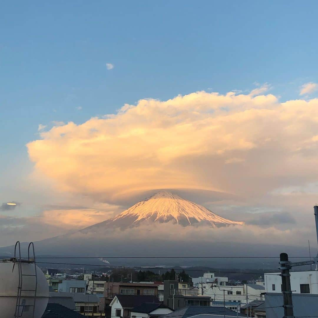 原日出子さんのインスタグラム写真 - (原日出子Instagram)「昼公演終わって 今の富士山🗻 なんだか 面白い雲がかかってます！ #芝居の旅 #ららら #劇団朋友 #富士宮 #富士山」1月22日 16時52分 - hara_hideko