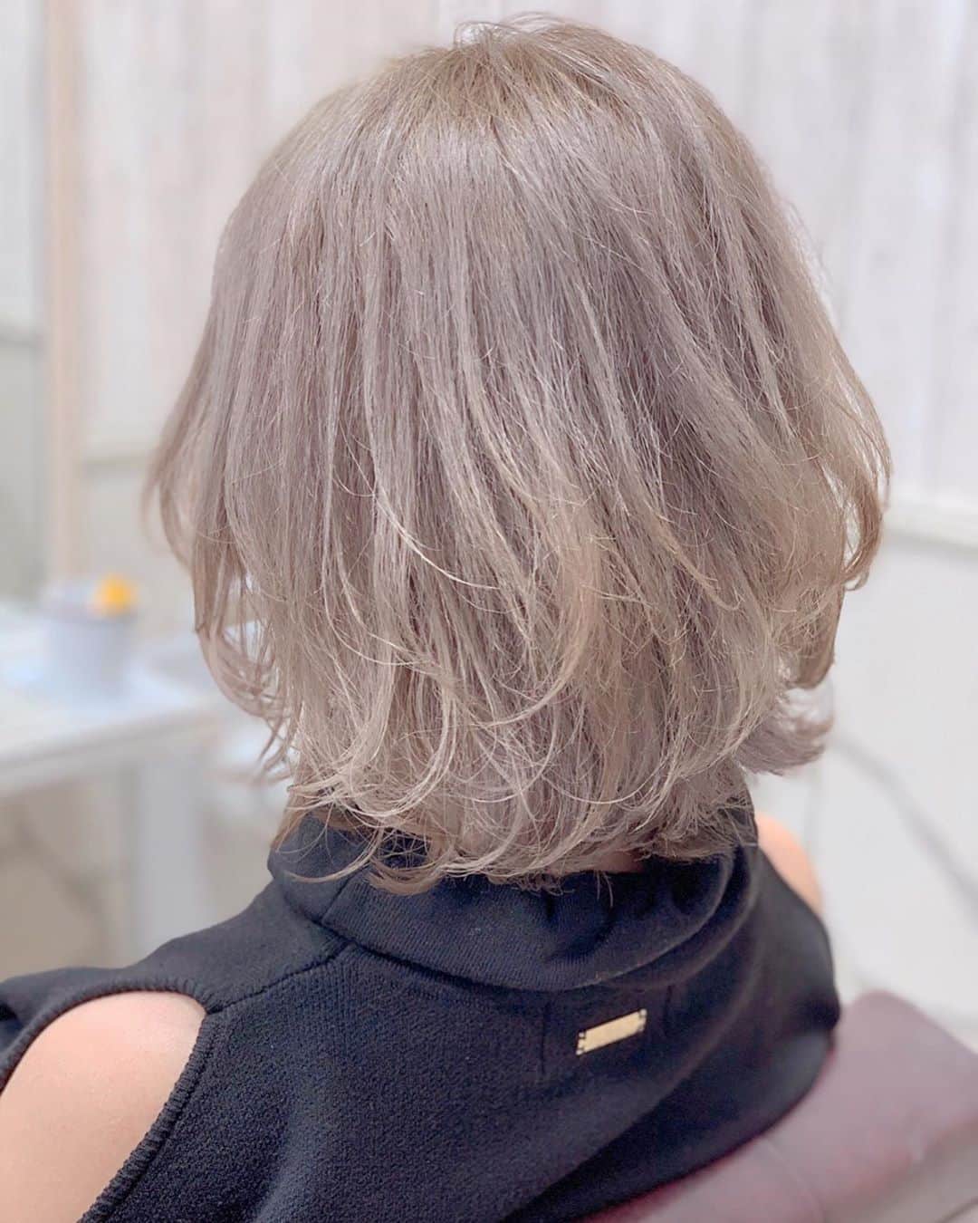 のインスタグラム：「アンクでイメチェンしちゃった🥺💗💗 髪の毛ばっさり切りました✂️ . ブリーチしてハイトーンにしたよ🙈💕 この色めっちゃ可愛い🥺❤️ やっぱり髪の毛短いと明るい色のが良いよね🌟 . とにかくこだわってもらったのは カット🤩💕 髪の毛がくびれるシルエットになるようにカットしてもらいました👏 . わたるさん( @ankhcross_wataru ) カラーもカットもうますぎでしょ🙆‍♀️💗 . めっちゃお気に入り😏❤️❤️ ショートヘア楽しみます😚🌟🌟 . #アンククロス #ankhcross #新宿 #ショートヘア #ハイトーン #ハイトーンショート」