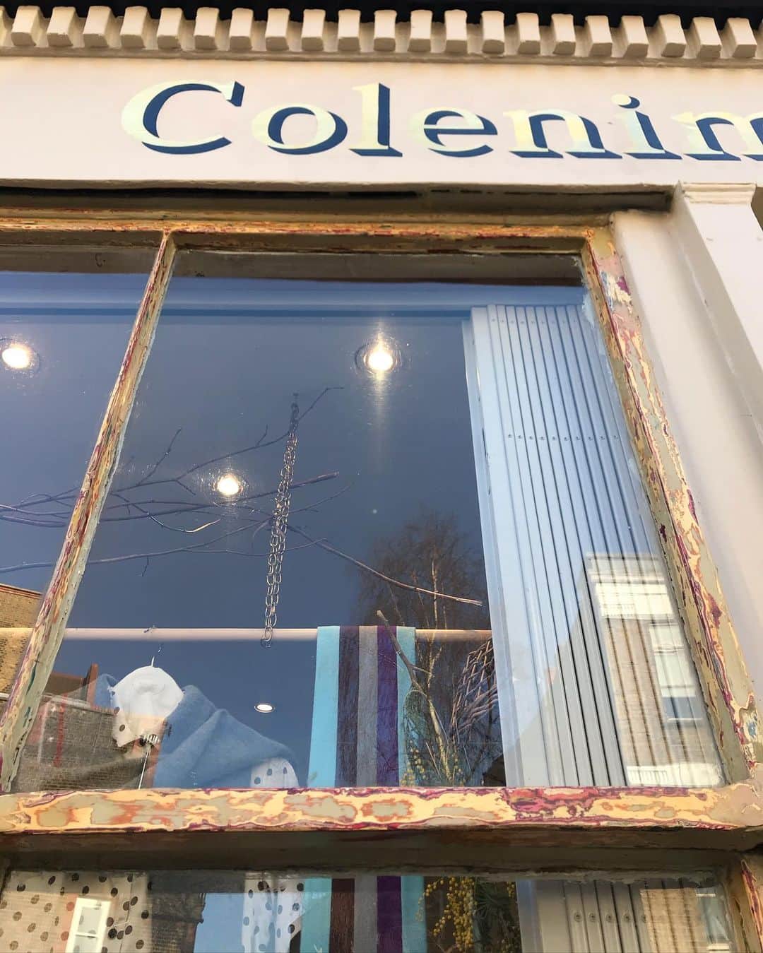アヤメさんのインスタグラム写真 - (アヤメInstagram)「I’m so happy for you @colenimo 🎉🥳✨AYA the designer, moved and reopened her own shop at #colombiaroad 🎉💐Had a great catch up and lovely lunch with another Aya😋 コレニモのアヤちゃんがコロンビアロードにショップをオープン🙌🏼ここの花市場にコレニモが佇まっていることがどれだけステキなことか☺️❤️ #colombiaroadflowermarket #colenimo #colenimoshop #おめでとう㊗️」1月22日 16時46分 - ayame_socks