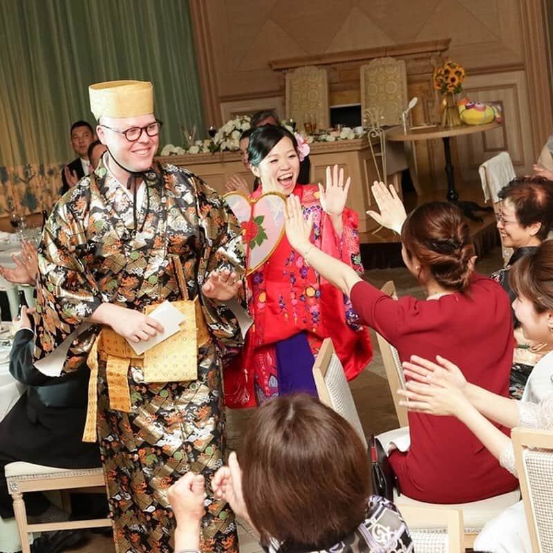 ホテルモントレウェディング【公式】 のインスタグラム：「♥ @montereyweddingをフォローして 『 #モントレ花嫁 』『 #ホテルモントレ』の タグをつけて投稿してくださいね＊*. . 💒👰ホテルモントレ グラスミア大阪 @grasmereosaka.wedding . ご新婦の地元の琉球衣裳に 身を包みおふたりからゲストへ おもてなし演出を♡* . ——————————. ◆ブライダルフェア予約はこちらをcheck＊* http://bit.ly/2xJi8pN ◆ホテルモントレ グラスミア大阪の公式HPはこちら* https://www.monterey-wedding.jp/grasmere_osaka/ ——————————. . #モントレ #モントレ花婿 #プレ花嫁 #卒花 #marry花嫁 #dressy花嫁 #farnyレポ #プラコレ ﻿#maricuru #dressy花嫁 #日本中のプレ花嫁さんと繋がりたい #ウエディングニュース #flower #ウェディングドレス #dress #結婚式 #披露宴 #結婚式場 #2020年春婚 #2020年夏婚 #2020年秋婚 #2020年冬婚 #国際結婚 #沖縄婚 #お色直し #余興」