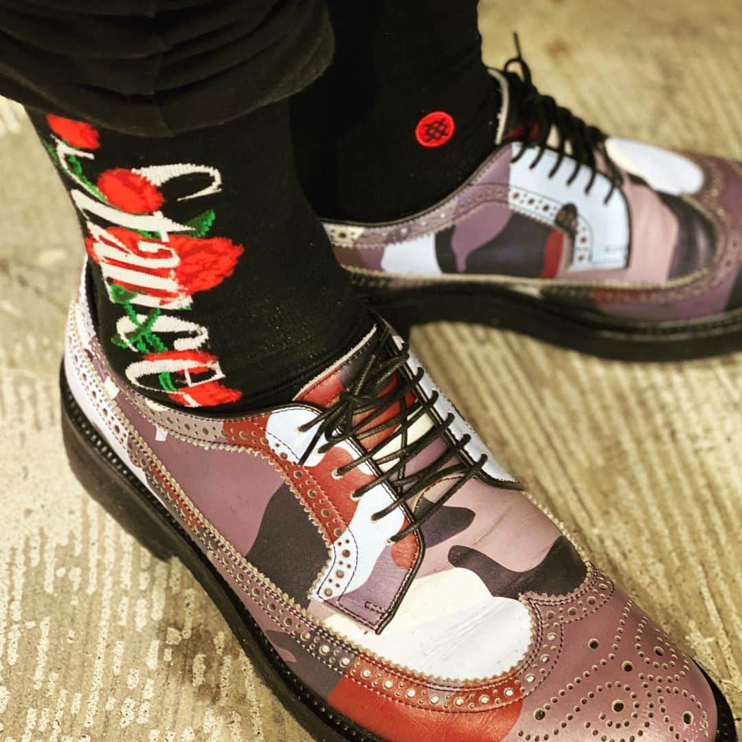 のインスタグラム：「Today's STANCE  #stancesocks  #stance_japan  この靴を履く時、いつもスタンス選びが悩む。今日は薔薇にしてみた。ナイスオレ。」