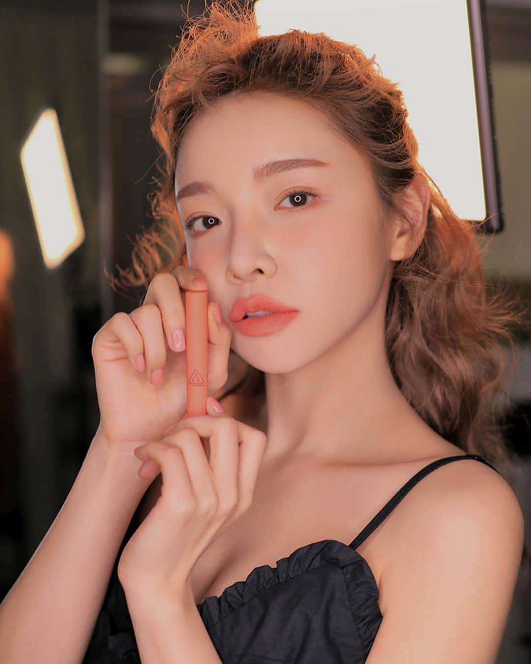 3CE Official Instagramさんのインスタグラム写真 - (3CE Official InstagramInstagram)「3CE SLIM VELVET LIP COLOR #MELLOW_PEACH 상큼한 듯 묘한 색감이 주는 매일의 새로움😘 #3CE #3CESLIMVELVETLIPCOLOR」1月22日 16時53分 - 3ce_official