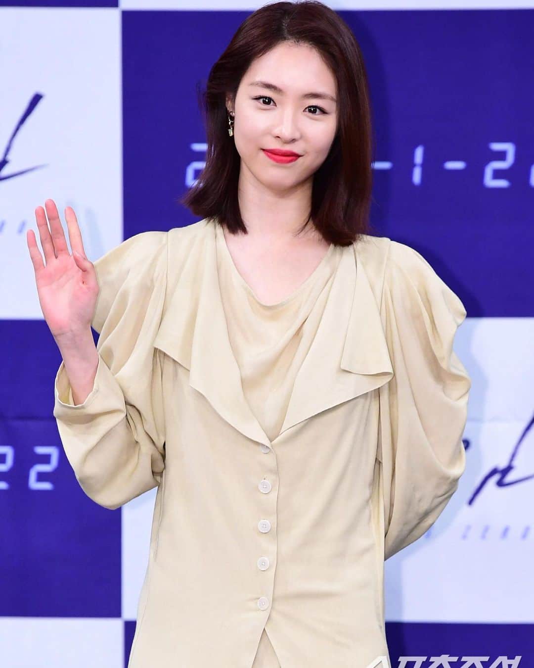 イ・ヨニのインスタグラム：「오늘 첫방송 8:55. 저도 너무 떨려요😳 같이봥😚 #더게임0시를향하여 #이연희」