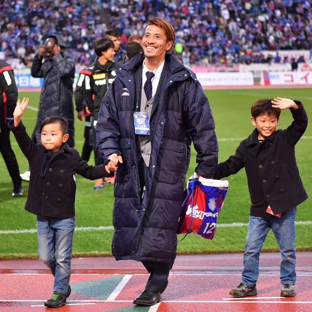のインスタグラム：「この度、小椋祥平は、2019シーズンを持ちまして、プロサッカー選手を引退する決断をしました。﻿ ﻿ 皆様、報告が遅くなりすみません。﻿ ﻿ また16年間、応援ありがとうございました。﻿ ﻿ 水戸ホーリーホック、横浜Fマリノス、ガンバ大阪、モンテディオ山形、ヴァンフォーレ甲府の選手、スタッフ、関係者の皆様、本当にありがとうございました。﻿ ﻿ 小学校、中学校、高校と指導してくださった先生、監督、コーチの皆様、ありがとうございました。﻿ ﻿ 現役中にスパイク等のサポートをして頂いたNIKE様、GAVIC様、ありがとうございました。﻿ ﻿ そして、在籍したすべてのクラブのファン、サポーターの皆様、熱い応援ありがとうございました。﻿ 皆様の応援が、とてつもなく自分の力となり、助けられ辛いときに救われたことか。﻿ 皆様のおかげで16年間もプロサッカー選手として頑張れました。﻿ ﻿ これからの人生は、今までお世話になった地域、チーム、そして、私を支えてくださった方々に、少しずつでも恩返ししていきたいと思っています。﻿ ﻿ 今後のことにつきましては、私のInstagram、Facebook等で随時発信していきたいと思っていますので、引き続き小椋祥平をよろしくお願いします。﻿ ﻿ 本当に16年間ありがとうございました！﻿ ﻿ #小椋祥平﻿ #水戸ホーリーホック﻿ #横浜Fマリノス﻿ #ガンバ大阪﻿ #モンテディオ山形﻿ #ヴァンフォーレ甲府﻿ #NIKE﻿ #GAVIC﻿ #ありがとうございました」