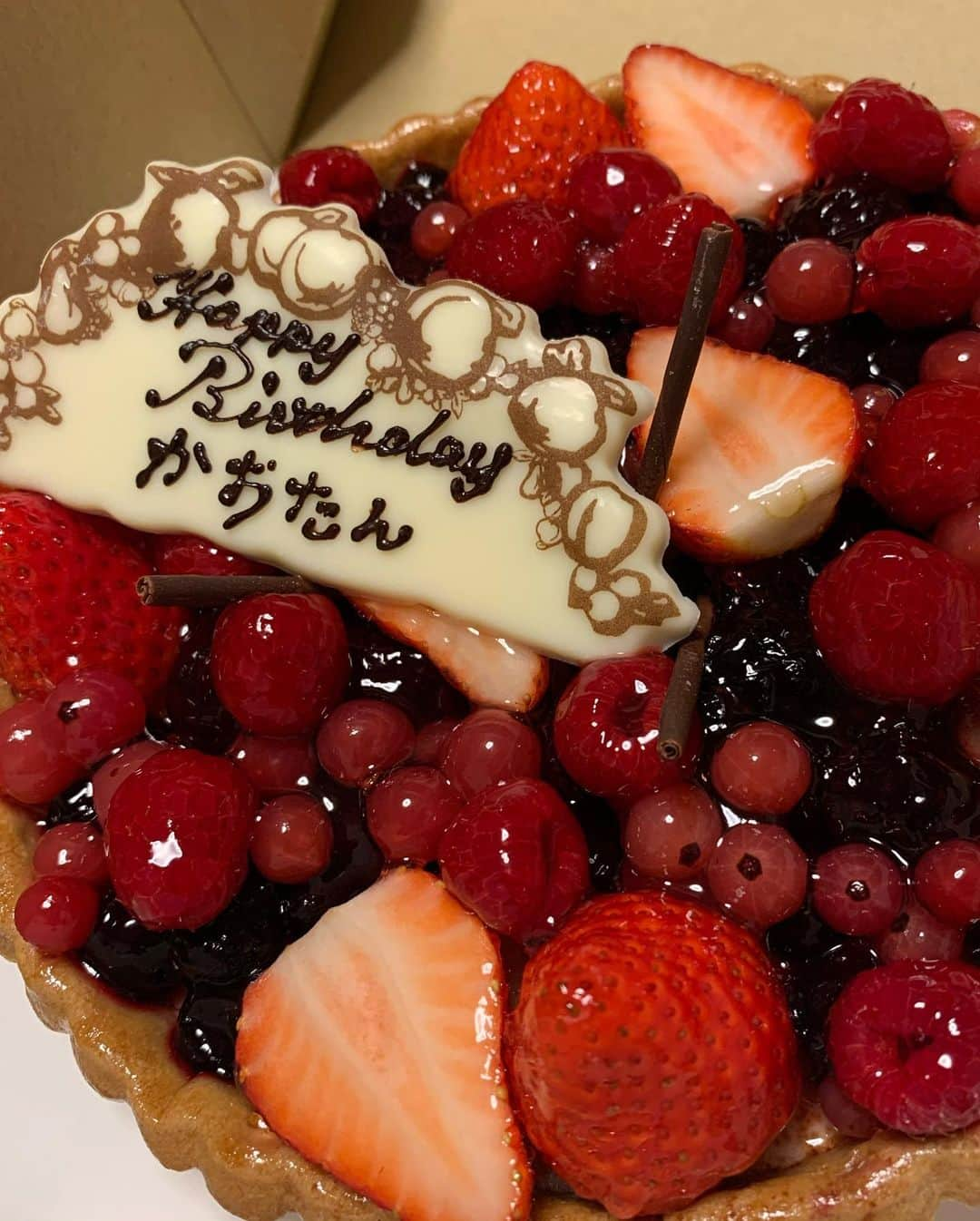 松村香織さんのインスタグラム写真 - (松村香織Instagram)「1月17日はお誕生日でした🎂  まきことみなが お家にお祝いしに来てくれたの💕  大好きなキルフェボンの タルトを持ってきてくれた✨  いちごのタルトだいすき🍓  生クリーム苦手だから タルトかチョコレートケーキ系が すきです🍫  30歳ということで もっとしっかりしないとですね  今まで若い子達と戯れていたから 世の中の30歳とズレていそうで 自分が怖い😱  20代はSKEに捧げたので 30代は素敵な女性になりたいな🍒」1月22日 17時00分 - kaotan_0117