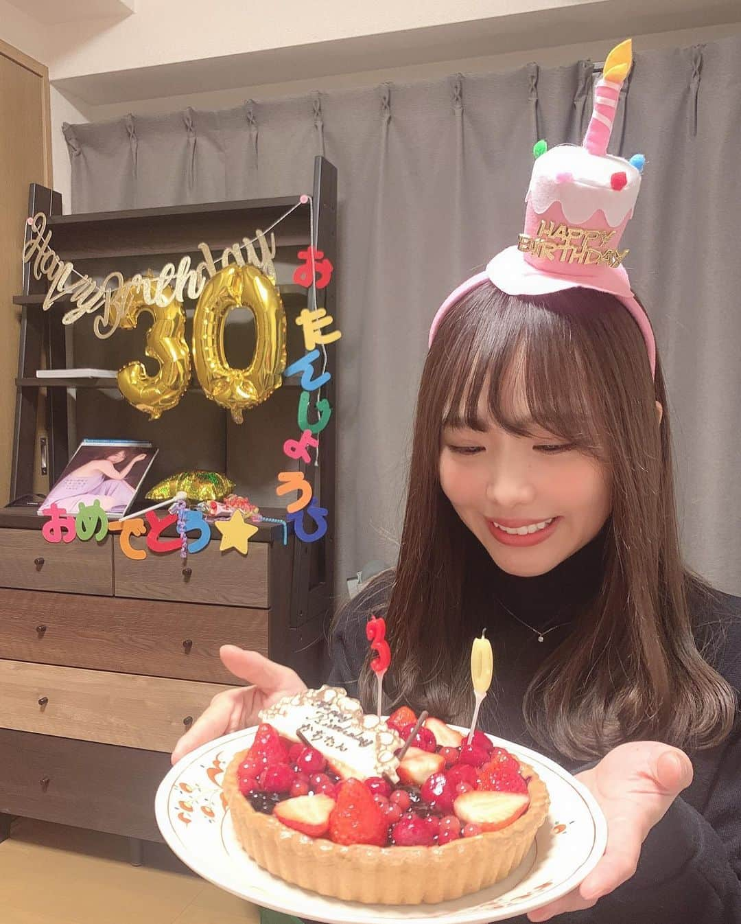 松村香織さんのインスタグラム写真 - (松村香織Instagram)「1月17日はお誕生日でした🎂  まきことみなが お家にお祝いしに来てくれたの💕  大好きなキルフェボンの タルトを持ってきてくれた✨  いちごのタルトだいすき🍓  生クリーム苦手だから タルトかチョコレートケーキ系が すきです🍫  30歳ということで もっとしっかりしないとですね  今まで若い子達と戯れていたから 世の中の30歳とズレていそうで 自分が怖い😱  20代はSKEに捧げたので 30代は素敵な女性になりたいな🍒」1月22日 17時00分 - kaotan_0117