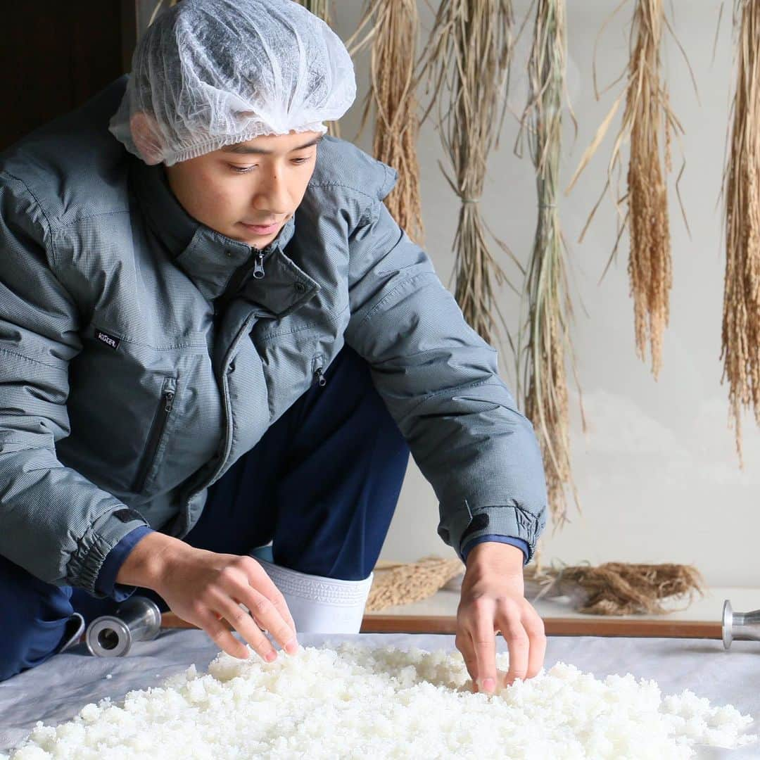 Gekkeikan Sake Officialのインスタグラム：「. ----- Best Season for Brewing Sake Gekkeikan Uchigura Sake Brewery ----- In the initial stages of sake production, uncooked rice is washed, soaked in water, and then steamed once it has absorbed enough moisture. A quarter of the steamed rice is cooled down to about 30 degrees to make koji mold, while the remaining three-quarters is cooled down to about five degrees and sent for fermentation to prepare moromi mash. The photo shows the steamed rice being cooled. . #gekkeikan #gekkeikansake #sake #japanesesake #ricewine #sakebrewery #sakegram #japan #kyoto #fushimi #cooljapan #japanesestyle #月桂冠 #月桂冠大倉記念館 #日本酒 #清酒 #酒蔵 #京都 #伏見」