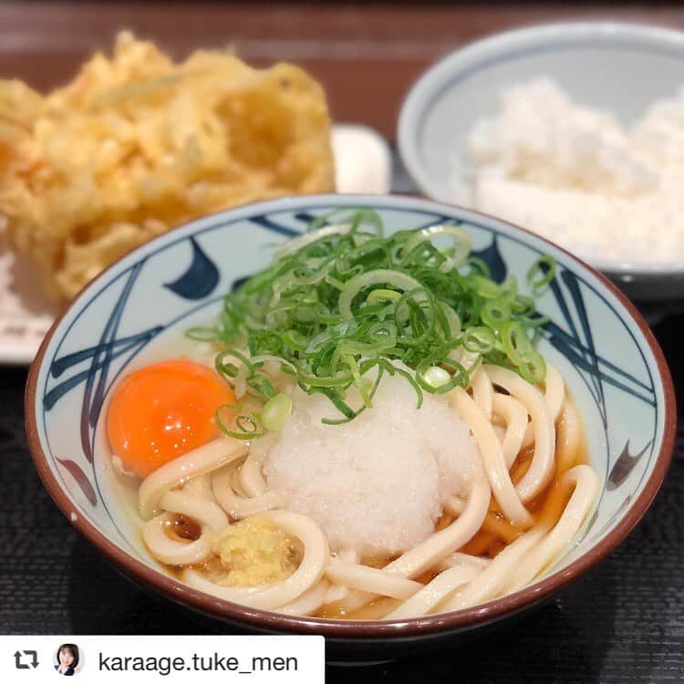 丸亀製麺さんのインスタグラム写真 - (丸亀製麺Instagram)「ご来店ありがとうございます🙇🏻‍♀️またのご来店心よりお待ちしております。 Repost @karaage.tuke_men ・・・ すぐテレビに影響されるタイプ。  #丸亀製麺 #丸亀製麺うどん #教えてもらう前と後 #麺スタグラム #麺リフト #うどん #影響されやすい #うどんスタグラム #ネギ天かすダシ茶漬け #麺活 #麺匠 #こだわり」1月22日 17時10分 - marugame_