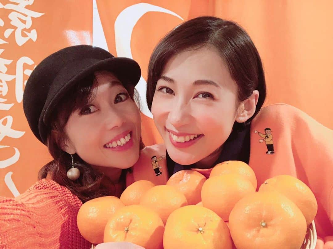 大月さゆのインスタグラム：「昨日に引き続き土居裕子さんから、食いしん坊ーズへいただいちゃいました🍊  オレたち「ポンカンズ🍊」 たまたまオレンジのセーターを着てきた相川忍さんと、 たまたま衣装にオレンジのトレーナーがあった私と、 たまたまオレンジ色だった楽屋のれん(月影瞳さんにお借りしている！)の前で、 ポンカンズ撮影。  #シャボン玉とんだ宇宙までとんだ #ポンカンズ #しのぶさん命名 #ポンカン食べて明日も頑張れる」