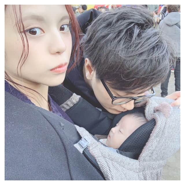 土屋美穂のインスタグラム：「. . インスタでご挨拶してなかったので . . . 新年明けまして おめでとうございます🐭！ . . 昨年は24年間のなかで1番 変化を感じられた年。 . 今まで守るものは自分だけだったのが 妊娠結婚出産をし家庭をもち、 守るもの、守られる事の偉大さを 身にしみた1年でした。 . . 家族が加わり、お麦さんには たくさんの人愛されて その愛をちゃんと感じ取れて 愛のお返しができる子に 育って欲しいと思います😎 . . 2020年、学ぶことが多くなる年に なると思う。 . . 大変だと思うますが 土屋は変わらずこれからも なんとなくを全力に 生きていきたいと思います✌︎w . . 改めまして、昨年関わりがあった方々  沢山ありがとうございました😊 . . 今年も沢山よろしくお願いします🥺」