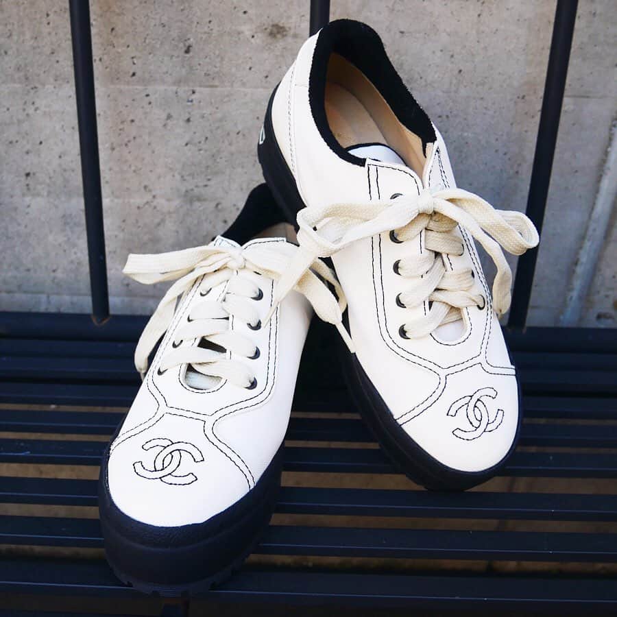 Vintage Brand Boutique AMOREさんのインスタグラム写真 - (Vintage Brand Boutique AMOREInstagram)「Vintage Chanel logo sneakers size 36 ▶︎Free Shipping Worldwide✈️ ≫≫≫ DM for more information 📩 info@amorevintagetokyo.com #AMOREvintage #AMORETOKYO #tokyo #Omotesando #Aoyama #harajuku #vintage #vintageshop #ヴィンテージ #ヴィンテージショップ #アモーレ #アモーレトーキョー #表参道 #青山 #原宿#東京 #chanel #chanelvintage #vintagechanel #ヴィンテージ #シャネル #ヴィンテージシャネル #amorewardrobe #アモーレワードローブ」1月22日 17時06分 - amore_tokyo