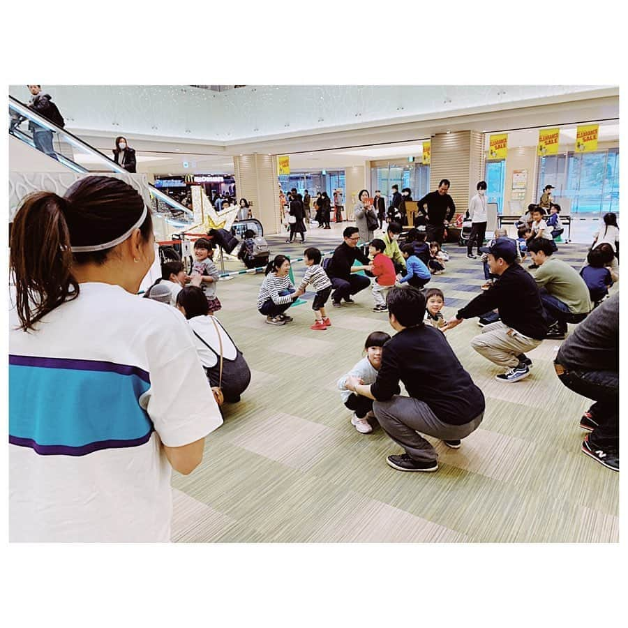 岡部紗季子さんのインスタグラム写真 - (岡部紗季子Instagram)「“ FAMILY🤝♥️🤝 #gymnastics #movement #workshop #family #familytraining #love #体操 #ファミリートレーニング #鉄棒 #逆上がり #🤸🏽‍♀️ #👩‍👦👨‍👧‍👦👨‍👧 . . . “親子で逆上がり教室” . 準備運動から、お子さまと一緒に、お父さまお母さまにもたくさん動いてもらい、 逆上がりの時間は、お子さまへの補助や声かけの方法をお伝えしました！ . 体験教室を通して、 体を動かすことの楽しさや、ご家族の温かさを感じていただけたら嬉しいです！ . ご参加いただいたみなさま！ 本当にありがとうございました😊🙏🏽」1月22日 17時09分 - sakiko_okabe516