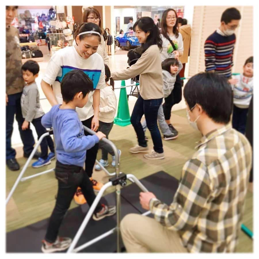 岡部紗季子さんのインスタグラム写真 - (岡部紗季子Instagram)「“ FAMILY🤝♥️🤝 #gymnastics #movement #workshop #family #familytraining #love #体操 #ファミリートレーニング #鉄棒 #逆上がり #🤸🏽‍♀️ #👩‍👦👨‍👧‍👦👨‍👧 . . . “親子で逆上がり教室” . 準備運動から、お子さまと一緒に、お父さまお母さまにもたくさん動いてもらい、 逆上がりの時間は、お子さまへの補助や声かけの方法をお伝えしました！ . 体験教室を通して、 体を動かすことの楽しさや、ご家族の温かさを感じていただけたら嬉しいです！ . ご参加いただいたみなさま！ 本当にありがとうございました😊🙏🏽」1月22日 17時09分 - sakiko_okabe516