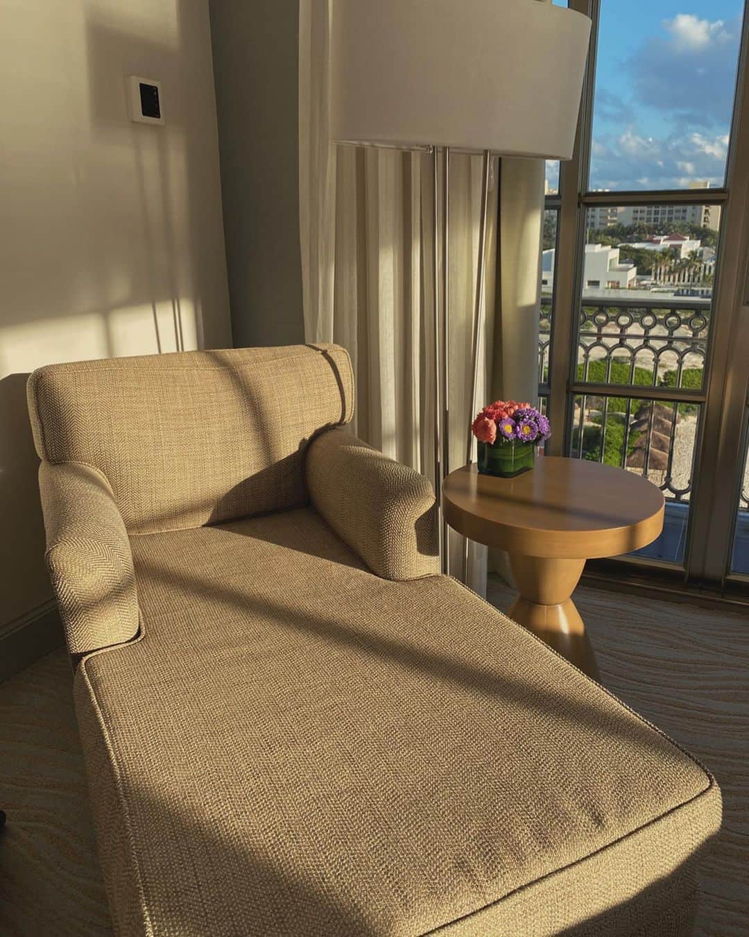 黒石奈央子さんのインスタグラム写真 - (黒石奈央子Instagram)「メキシコで三つ目のホテルはRITZ CARTON  リッツのお部屋はどこのホテルよりも陽が当たって、大きい窓がとても心地よいお部屋でした。  朝目覚めると美しい朝日を見ることができて本当によかった！ . #ritzcarlton#cancunhotel#705travel」1月22日 17時18分 - blackstone705