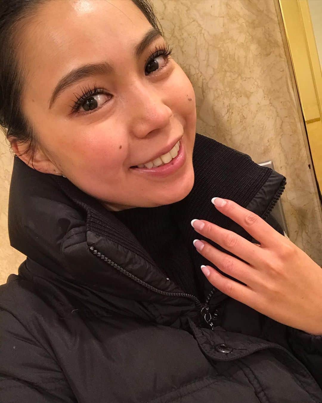 水野亜彩子のインスタグラム：「ラッシュリフトもしてもらい、ネイルも見せようとしたら謎なポーズに🤣」