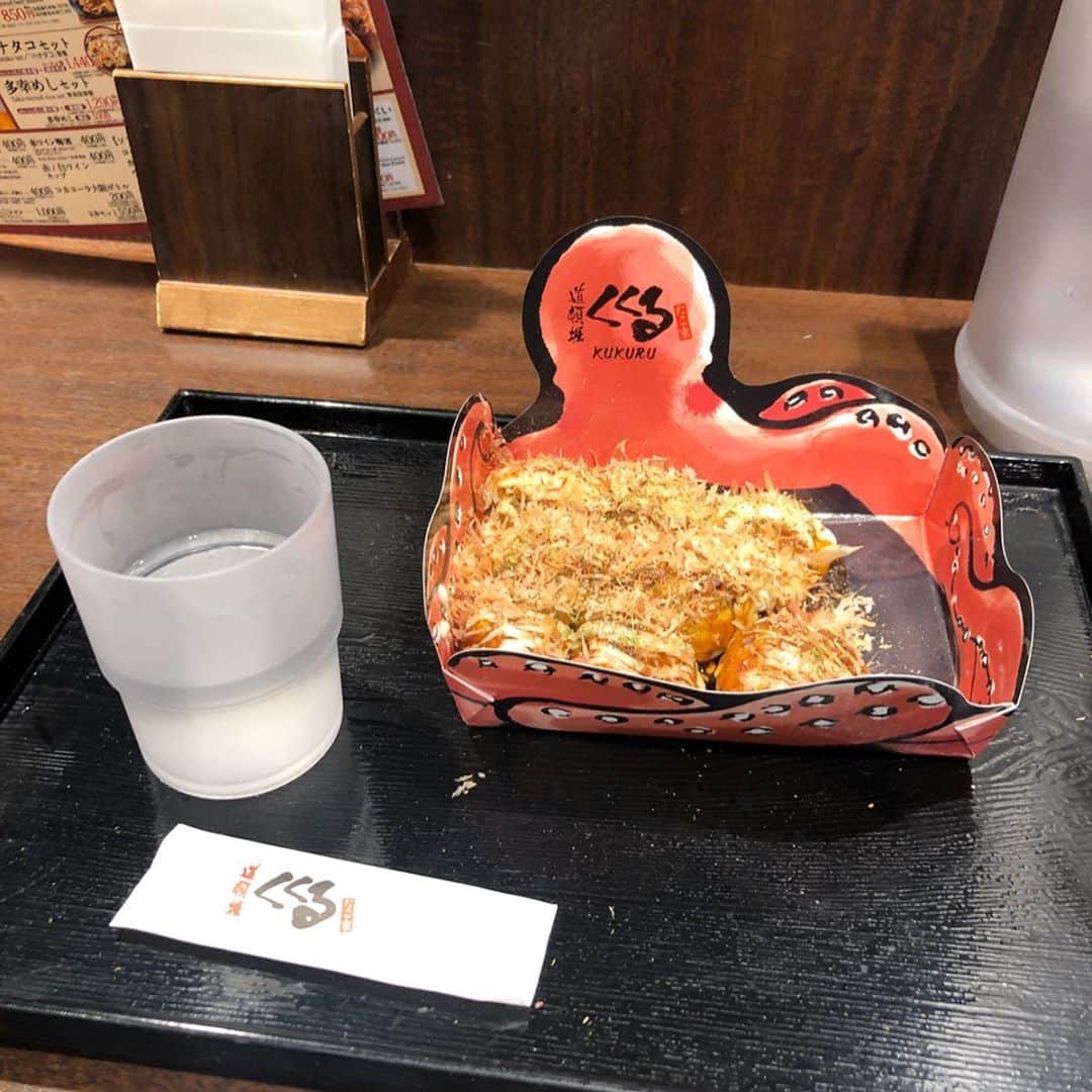 コアラ小嵐さんのインスタグラム写真 - (コアラ小嵐Instagram)「ホテルの風呂場盛れる事多し！ライティング良いんよねー。久しぶりに関西帰ったけど大阪は新大阪で乗り換えただけやったから駅中のたこ焼き食っただけでした。東京来てから気付いたけど、僕たこ焼き好きなんですよ、どうやら。失ってから気付くんですよ。大阪のたこ焼きは安くて美味い。写真のは高かったけど。  #たこ焼き #大阪 #兵庫出身 #明石焼も美味い」1月22日 17時13分 - kk601012
