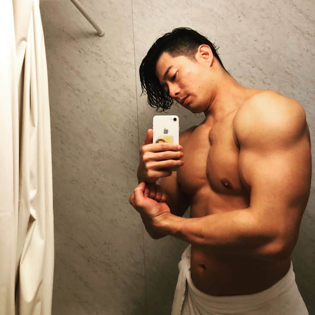 コアラ小嵐のインスタグラム：「ホテルの風呂場盛れる事多し！ライティング良いんよねー。久しぶりに関西帰ったけど大阪は新大阪で乗り換えただけやったから駅中のたこ焼き食っただけでした。東京来てから気付いたけど、僕たこ焼き好きなんですよ、どうやら。失ってから気付くんですよ。大阪のたこ焼きは安くて美味い。写真のは高かったけど。  #たこ焼き #大阪 #兵庫出身 #明石焼も美味い」