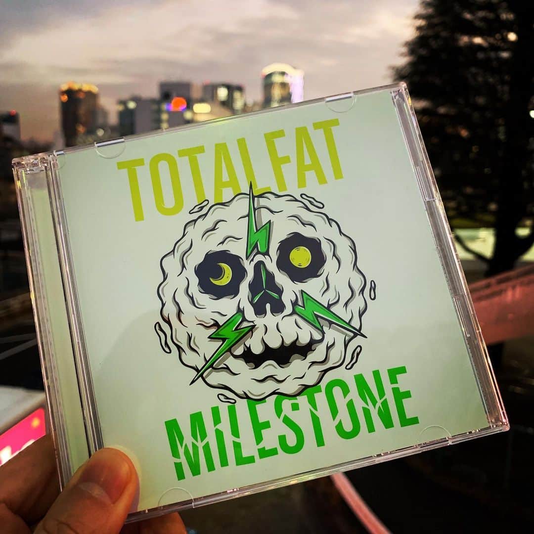 Kuboty のインスタグラム：「本日TOTALFATニューアルバム『MILESTONE』リリース！おめでとうございます。﻿ ﻿ ひとりのリスナーとして聴きたくて、みんなと同じ昨日のフラゲ日にアルバムを全部聴きました。﻿ ﻿ しかし、完全に客観的に聴くことは出来ないんだと思いました。﻿ ﻿ 言葉にするのは難しいのですが、15年住んだ家を外から覗いているような感じ？笑﻿ ﻿ 一緒に作ってもないのに、あーここホセくん頑張ったなとか、この歌詞しゅんだなーとか、ぶんたがこのキメ作ったなーとか、大昔カヴァーしてたあの曲からインスパイアされた展開だなーとか、何とも言えない不思議な感覚でアルバムを聴きました。﻿ ﻿ TOTALFATのこれからが楽しみになる作品でした。﻿ あー、おれもおれの道を死ぬ気で頑張らなきゃなって、思います。﻿ ﻿ 今おれは、在宅中心でひたすら曲を書いてます、色んなアーティストに届くようにチャレンジしてます。﻿ ﻿ この日とこの日がライブ！みたいな目に見える目標がなくて、曲は採用されなきゃ陽の目を見ないし、ゴールがあってないような日々の中でモチベーションを上げながら自分がかっこいいと思える音楽を作り続けています。﻿ ﻿ 自分の選んだ道だから、後悔なく楽しくやってますが、たまにだらけちゃったときはこのアルバムを爆音で聴いて、そしたら3人に思い切りケツを蹴ってもらえる気がします。﻿ ﻿ あと、新しい3人の幕開けと同時に、15年間共にしたおれとの最後のステージを永続的にパッケージしてくれたことに3人の心意気を感じました。ありがとう。﻿ ﻿ 今日も余裕でinterFM聞いてたんだけど、しゅんが言ってた、あーおれにはやっぱパンクしかねーなって。その言葉聞いて絶対大丈夫だと思いました。﻿ 10代の時の気持ちは一生自分を裏切らないと思います。﻿ ﻿ おれはパンクも大好きだけど、メタルで音楽に目覚めたし、中高はJAZZ部だし、ずっとJ-POPも好きだし、なんなら最近K-POPも好きだし、自分の人生で共にしてきた音楽たちを糧に、自分の音楽を探します。﻿ ﻿ 的な。 ﻿ ﻿ つってギターもたまに弾くのでその時はみんな見に来て下さい。﻿ ﻿ おれのこういう投稿は10年に一回くらいでいいと思います。」