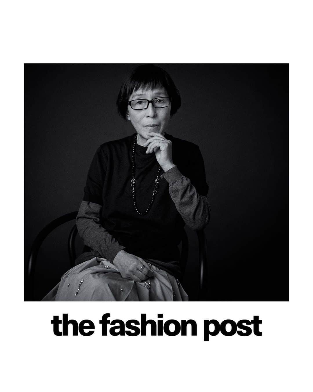 The Fashion Postさんのインスタグラム写真 - (The Fashion PostInstagram)「#portraits﻿ kazuyo sejima﻿ ﻿ 『「人それぞれ、思い思いに使えるものを」建築家・妹島和世が考えるデザインの役割』﻿ ﻿ 建築、プロダクト、ファッションと、ジャンルを越えて活躍する建築家・妹島和世が、“近代建築の三大巨匠” とも呼ばれる建築家 Frank Lloyd Wright の照明「TALIESIN 2」のオマージュとしての照明器具をデザインした。彼女はどのように、モダニズム建築の巨匠と向き合ったのか。﻿ ﻿ 個人としても西沢立衛との共同ユニットでもある SANAA (サナア) としても、世界中に新しい空間を生みだし続けている建築家、妹島和世。つい先日もミラノのボッコーニ大学が竣工し、シドニーの美術館の着工式もあったという。﻿ ﻿ さらに昨年末には、“近代建築の三大巨匠” とも呼ばれる Frank Lloyd Wright (フランク・ロイド・ライト) の生誕150周年を記念した「HOMMAGE TO FRANK LLOYD WRIGHT」プロジェクトにおいて、名作「TALIESIN 2 (タリアセン 2)」のオマージュである照明器具を発表した。﻿ ﻿ ハードスケジュールを縫って発表イベントに参加した彼女に、デザインの考え方や制作の過程、巨匠 Frank Lloyd Wright 作品のイメージなどざっくばらんに語ってもらった。﻿ ﻿ photo: utsumi﻿ interview & text: mai tsunoo﻿ ﻿ #TFP #TheFashionPost #妹島和世 #KazuyoSejima #FrankLloydWright #TALIESIN #TALIESIN2 #SANAA」1月22日 17時27分 - tfpjp