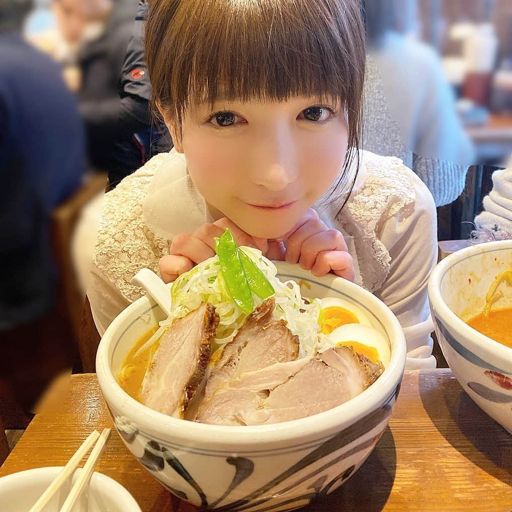 もえのあずきさんのインスタグラム写真 - (もえのあずきInstagram)「山盛りラーメンとチャーハンと餃子ぺろり😋😋😋 ブログに写真載せたらお店の名前教えてほしいって何人かに言われたから載せとく💕  #赤坂一点張#一点張#一点張り#赤坂グルメ #ラーメン女子#japaneseramen #japanesegirl #japanesefood #デカ盛りラーメン #大食い」1月22日 17時21分 - moeazukitty