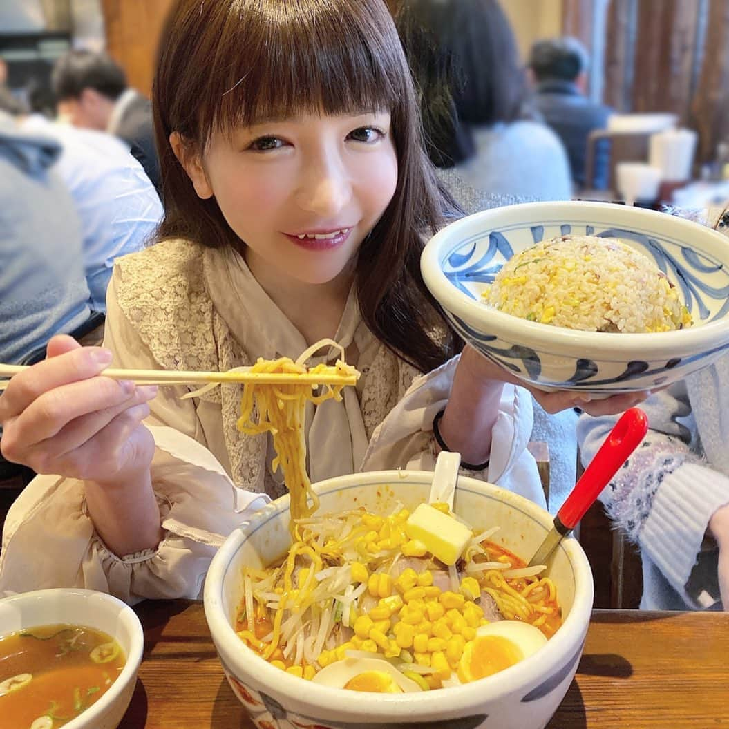 もえのあずきさんのインスタグラム写真 - (もえのあずきInstagram)「山盛りラーメンとチャーハンと餃子ぺろり😋😋😋 ブログに写真載せたらお店の名前教えてほしいって何人かに言われたから載せとく💕  #赤坂一点張#一点張#一点張り#赤坂グルメ #ラーメン女子#japaneseramen #japanesegirl #japanesefood #デカ盛りラーメン #大食い」1月22日 17時21分 - moeazukitty