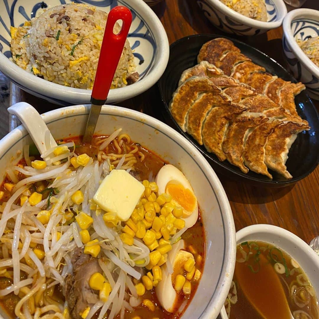 もえのあずきさんのインスタグラム写真 - (もえのあずきInstagram)「山盛りラーメンとチャーハンと餃子ぺろり😋😋😋 ブログに写真載せたらお店の名前教えてほしいって何人かに言われたから載せとく💕  #赤坂一点張#一点張#一点張り#赤坂グルメ #ラーメン女子#japaneseramen #japanesegirl #japanesefood #デカ盛りラーメン #大食い」1月22日 17時21分 - moeazukitty