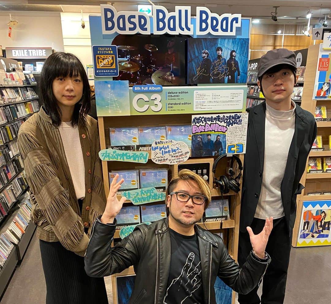 関根史織さんのインスタグラム写真 - (関根史織Instagram)「Base Ball Bear アルバム「C3」発売です  今日はタワーレコード新宿店、渋谷TSUTAYA、タワーレコード渋谷店に行ってきました  たくさん聴いてもらえたら嬉しいです よろしくお願いします  #baseballbear #bbb_c3」1月22日 17時22分 - sekine_bbb
