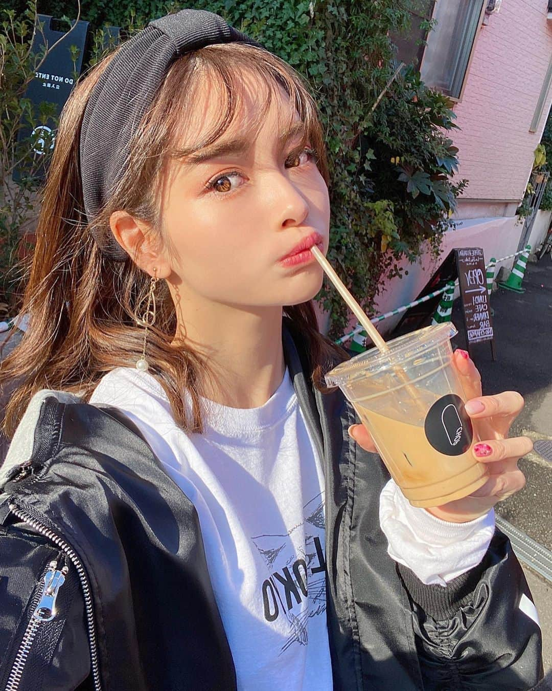 得あゆさんのインスタグラム写真 - (得あゆInstagram)「アイスカフェラテ年中無休☕️ ・ アイメイクの質問頂くので載せますっ よく使うeye shadow たち💓 《 @visee_kose 》 グロッシーリッチアイズ　BR-1 《 @addictionbeauty_official 》 ザ　アイシャドウ　031 《 whichspouch 》 セルフィーフィックスピグメント　02 《 @forencos_official 》 ウォーターグリッター　スティック02 ・ ・ ・ ・ ・ ・ ・ ・ ・ ・ #girlytokyo#girly#アイシャドウ#eyeshadow#ガーリー東京#得あゆ#得あゆデザイン#ロンt#バケットハット#オリジナル#オリジナルtシャツ#デザイン#デザイン画#猫#猫好き#東京#ガーリー#アパレル#ブランド#brand#apparel#ユニセックス#メンズファッション#レディースファッション#unisex#japanesegirl#お洒落#お洒落さんと繋がりたい#シンプルコーデ#blackandwhite」1月22日 17時26分 - tokuayu819