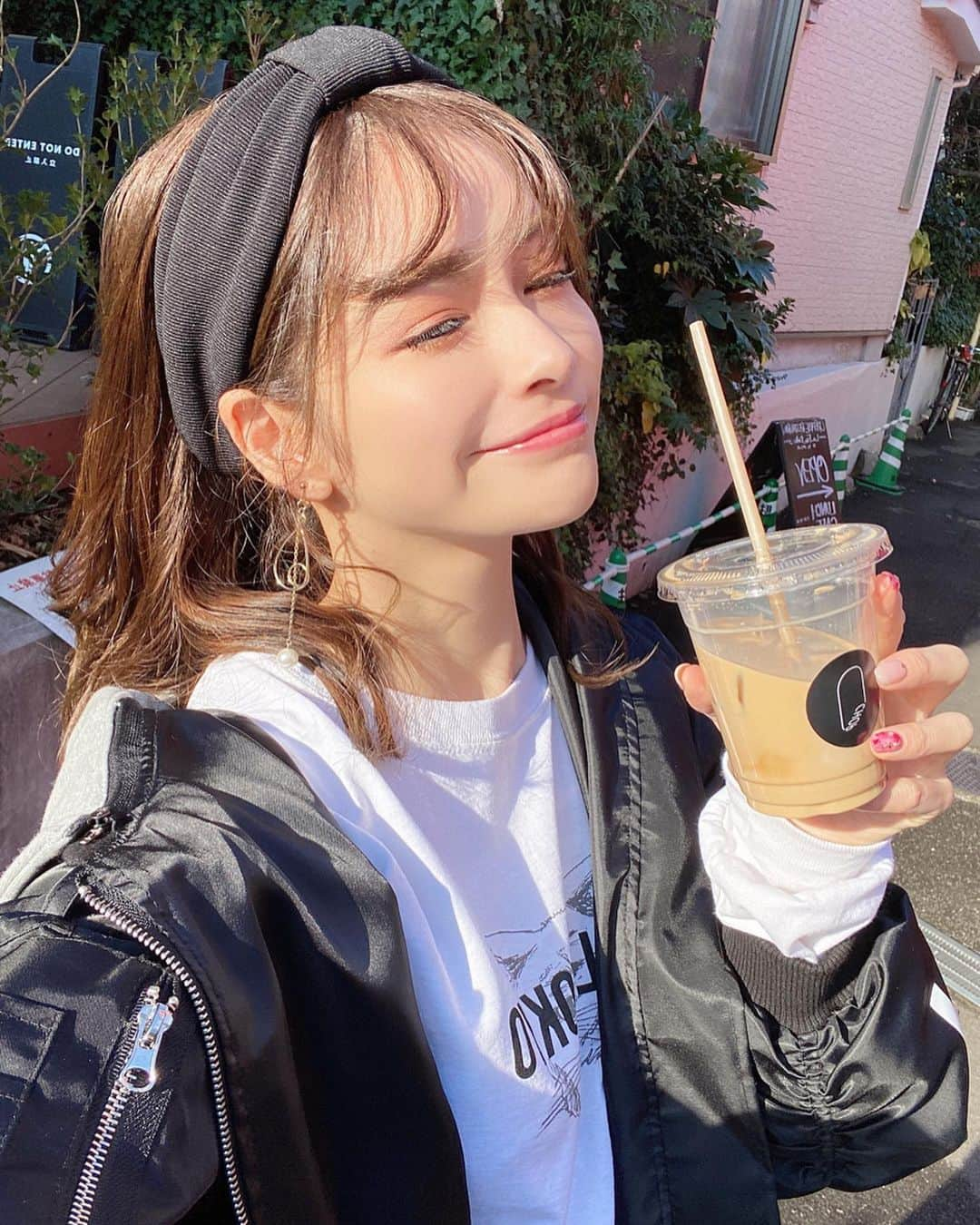 得あゆさんのインスタグラム写真 - (得あゆInstagram)「アイスカフェラテ年中無休☕️ ・ アイメイクの質問頂くので載せますっ よく使うeye shadow たち💓 《 @visee_kose 》 グロッシーリッチアイズ　BR-1 《 @addictionbeauty_official 》 ザ　アイシャドウ　031 《 whichspouch 》 セルフィーフィックスピグメント　02 《 @forencos_official 》 ウォーターグリッター　スティック02 ・ ・ ・ ・ ・ ・ ・ ・ ・ ・ #girlytokyo#girly#アイシャドウ#eyeshadow#ガーリー東京#得あゆ#得あゆデザイン#ロンt#バケットハット#オリジナル#オリジナルtシャツ#デザイン#デザイン画#猫#猫好き#東京#ガーリー#アパレル#ブランド#brand#apparel#ユニセックス#メンズファッション#レディースファッション#unisex#japanesegirl#お洒落#お洒落さんと繋がりたい#シンプルコーデ#blackandwhite」1月22日 17時26分 - tokuayu819