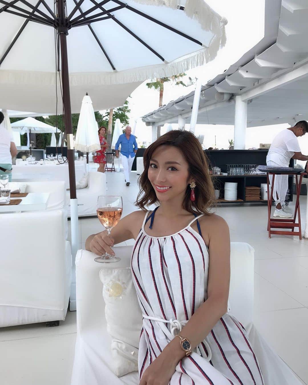 のインスタグラム：「Salud😘🍷Kanpai . . . #beachclubs #palmademallorca #palma #mallorca #majorca #spain #spain🇪🇸 #europa #travel #travelphotography #travelgram #traveling #travelling #travelblogger #traveltheworld #travelingram #instatravel #instatraveling #ヨーロッパ #旅行 #旅 #旅行好き #旅行大好き #旅行好きな人と繋がりたい #旅好きな人と繋がりたい #マヨルカ #マヨルカ島 #スペイン #スペイン旅行 #ビーチクラブ」