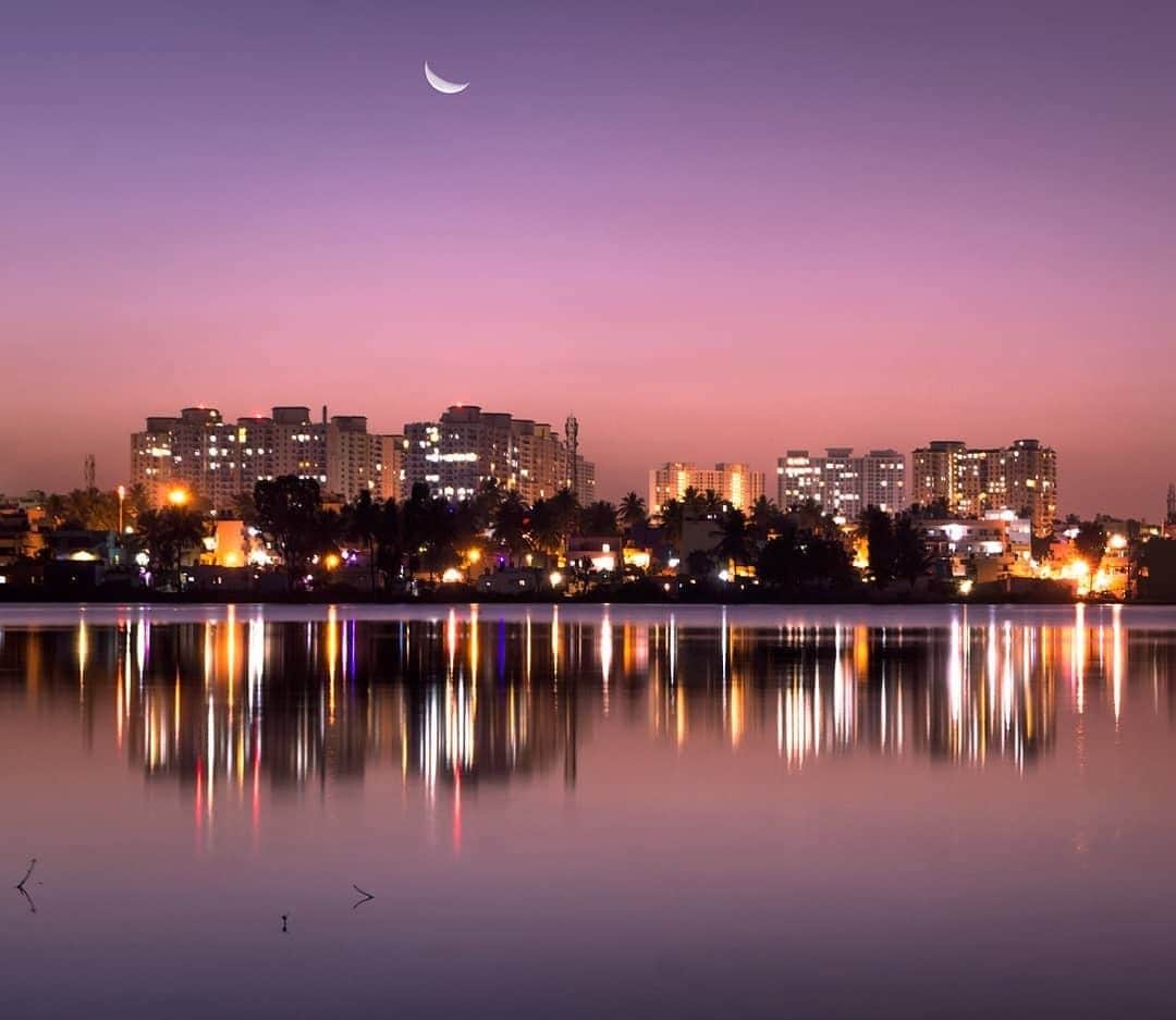 のインスタグラム：「. Bengaluru, also known as “India's Silicon Valley”, is a sprawling amalgam of the old and new India. #NewJourneyJanuary . 「インドのシリコンバレー」とも呼ばれる、ベンガルール 新しいインドを発見できるかも✨ . . Photo by @malhotraxtreme Post your memories with #FlyJAL  #JapanAirlines #india #bangalore #cityscape」