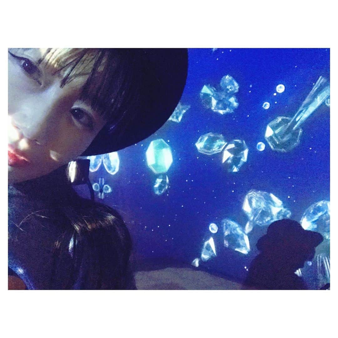 大塚愛さんのインスタグラム写真 - (大塚愛Instagram)「OCEAN BY NAKED 光の深海展にこの前行きました。 深海と宇宙が混ざったような 神秘的空間。  AIO　#ocean  #oceanbynaked  #art #japan #yokohama」1月22日 17時31分 - aiotsuka_official