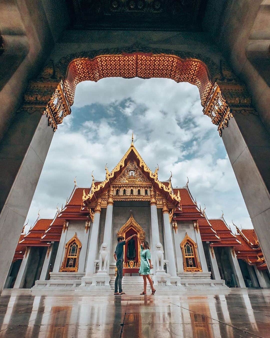 エイチ・アイ・エスのインスタグラム：「Today's Topic  タイ観光情報 バンコクの是非行ってほしい観光スポットをご紹介😆 . 『ワット ベンチャマボピット』 バンコクの中心地からは少し離れていますが、それでも行く価値のある、絶対に行って欲しい寺院です！﻿ ほとんどが大理石で出来ていて、寺院と空のコントラストがため息が出るほどの美しさ。﻿ タイの３代寺院に比べるとまだあまり有名ではないようで、観光客も多くなくゆっくりできるので、その点でもオススメ。﻿ １番の見どころは、この回廊から見る本堂！！﻿ 回廊がフレームのようで、奥に見える本堂がまるで絵を見ているんじゃないかと錯覚してしまうくらいキレイで感動します。﻿ ぜひトゥクトゥクに乗って行ってみてください！ . Photo Imformation 📍 バンコク「ワット ベンチャマボピット」 📷 @takuma_reina < ขอบคุณ （コープクン）！ . . ―― みんなで作るTravel BOOK ―― 旅好きな人が多い @his_japan のフォロワーの皆さんの情報を共有したい！ 1か国をピックアップして、 その国のトラベル情報やみんなのおすすめスポットをご紹介します♪ ▼次回ご紹介する旅先 タイのお写真→ #his_thai 韓国のお写真→ #his_korea 集まったトラベル情報はHISの各メディアやSNSでご紹介いたします😃 . ―― 今月の旅の思い出は ―― @his_japanをタグ付け頂き #LW1月の旅 で投稿お待ちしてます😃 (皆様のお写真をHISの旅メディア「Like the World」で記事にさせていただきます）」