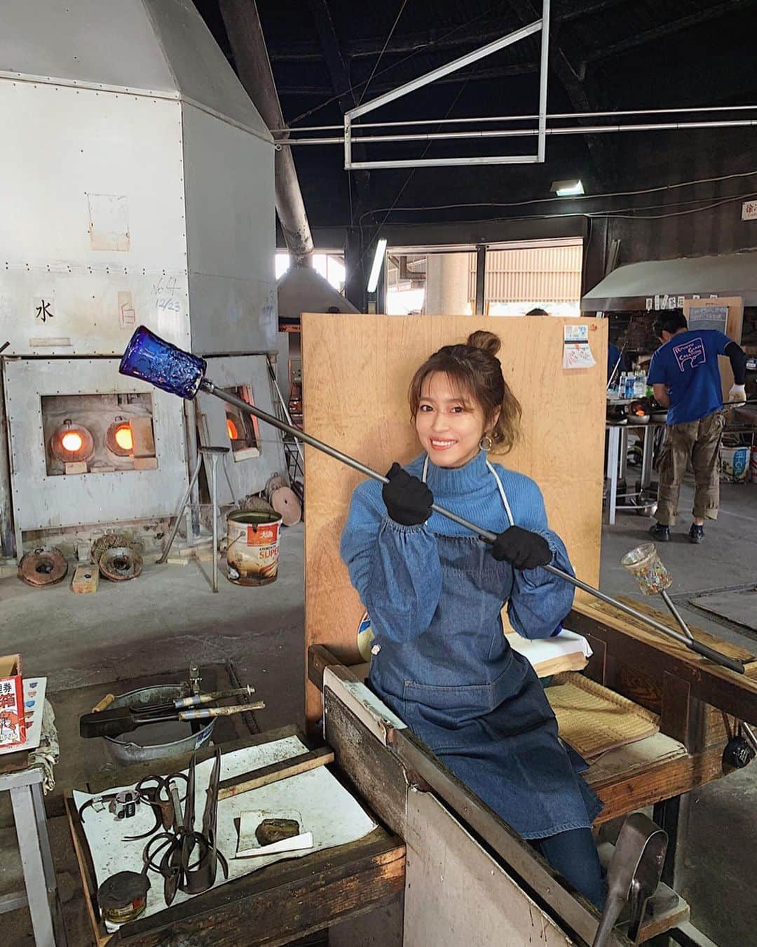 森山菜々のインスタグラム：「2日間だけエビさんお休みして沖縄に🌈﻿ 着いた瞬間22°で、ニット着て行ったのはほんとミス🤷🏼‍♀️﻿ ﻿ #琉球ガラス村 でグラス作りしたよ〜🥂﻿ うまく出来たか分からんけど後日届くってたのしみやん🍵 (写真撮ったあとこの2000度の棒をおじちゃんに当てそうになった 恐ろしい笑) #okinawa #沖縄」