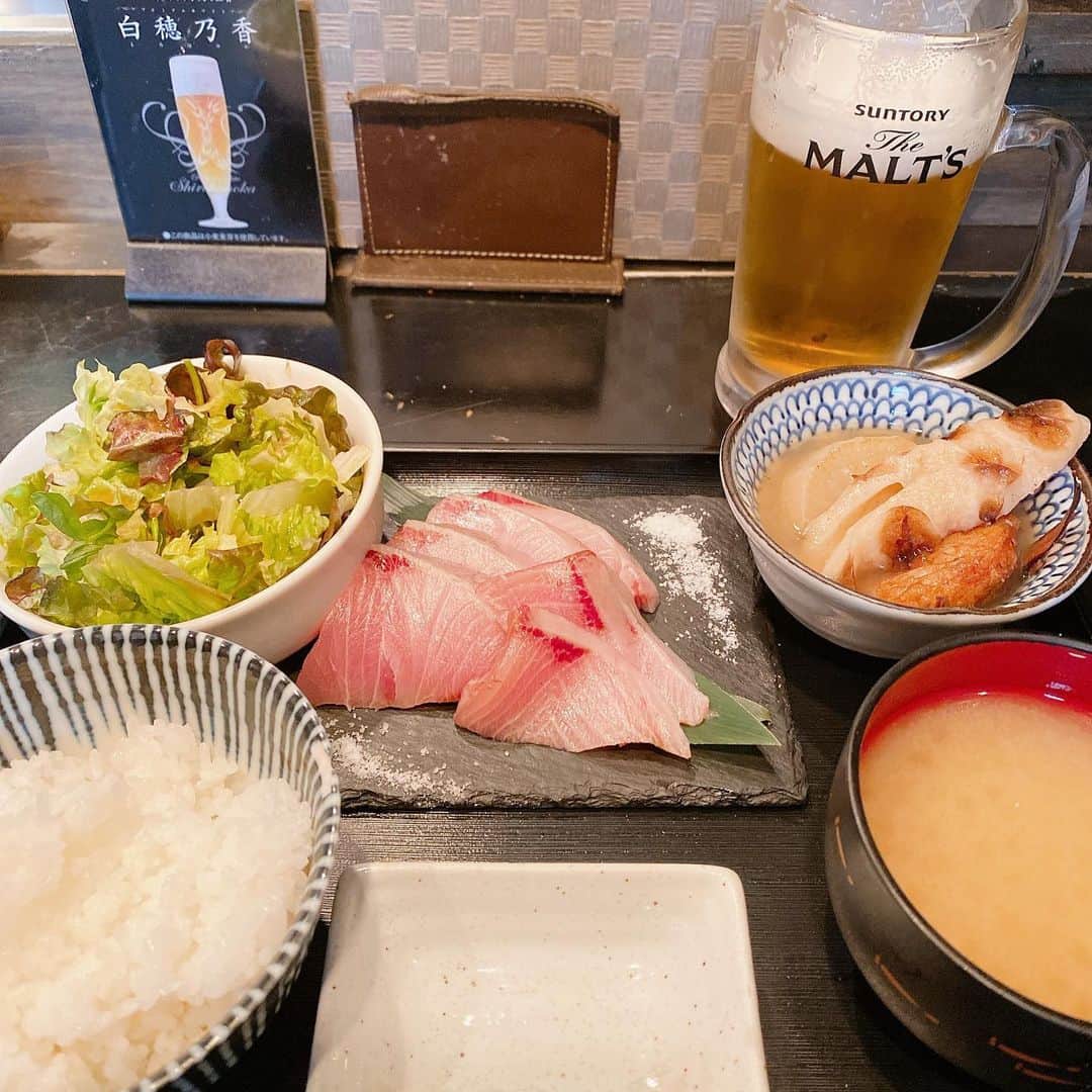 のインスタグラム：「． 先日のまんまランチ😊 ． 鰤が大好きで大好きで… こんなに美味しい鰤のお刺身とおでんとビールも付いて1500円😆 ． 美味しかった〜😋 ． ステキな休日になりました！ ． ． #まんまグラム  #まんまランチ  #鰤のお刺身  #ランチビール  #ランチビール最高」