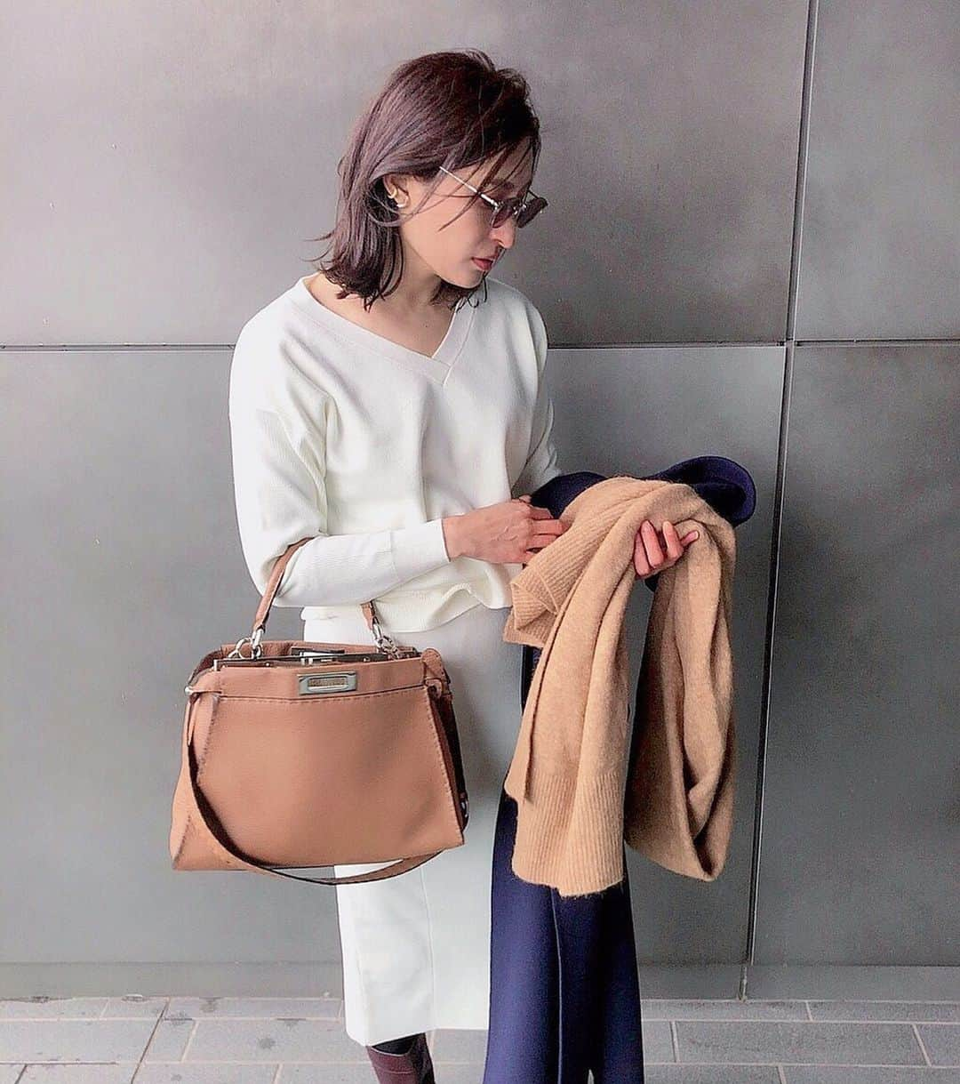 Ayaさんのインスタグラム写真 - (AyaInstagram)「上下白のセットアップ @stylebar.jp . オールホワイト 寒い冬こそしたくなるコーデ . tops skirt @stylebar.jp  bag @fendi  boots @gallardagalante」1月22日 17時35分 - aya_green1010