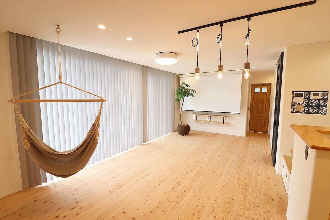 有限会社 稲葉製材住宅のインスタグラム：「どもです🤥 今週の土日は山鹿市にて 完成見学会を開催します🎊 30坪の2階建てで コンパクトながら機能性のあるお家です⭐ 詳しい情報はHPもしくはお問合せ下さい😊 お待ちしております🐥  #完成見学会 #新築 #30坪の2階建て #一般公開 #かっこいい家 #おしゃれな家 #リビング階段のある家 #小上がりのある家 #ランドリールームのある #木のキッチン #リビング #ナチュラル #自然素材 #家づくり #暮らしやすい家 #使いやすい家 #丁寧な家づくり #エコハウス #田舎暮らし #暮らし #インテリア #庭のある暮らし #新築 #リフォーム #リノベーション #工務店 #熊本 #玉名 #山鹿 #稲葉製材住宅 #イナバ」