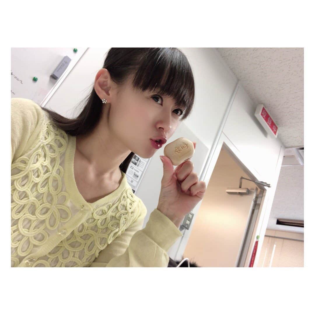 柳野玲子のインスタグラム：「今日のおやつは、もなか💞 皮はパリパリ、餡はしっとりで美味しかった😍 ありがとうございます(*´꒳`*)✨ #もなか #空也 #空也もなか #美味 #おやつ #もぐもぐタイム #ありがとう #デイリーニュース #生放送 #キャスター」