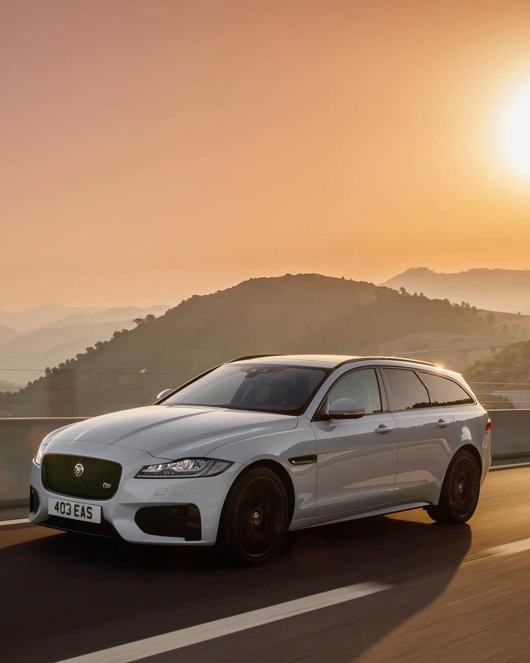 Jaguarさんのインスタグラム写真 - (JaguarInstagram)「Travel towards new horizons.  #Jaguar #XFSportbrake #Premium #Luxury #Dynamic #Performance #Estate #AWD #CarsofInstagram #InstaCar」1月22日 23時17分 - jaguar