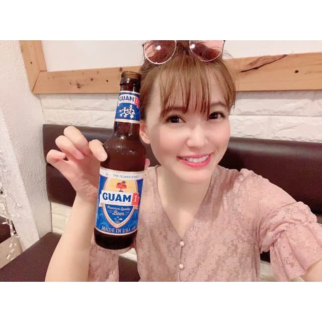 三島ゆかりさんのインスタグラム写真 - (三島ゆかりInstagram)「グアムビールはすごく飲みやすかった🍺✨ スミノフとかジーマとか、こーゆー瓶のお酒ってパリピな感じがしてさww🥳🎵それこそ若い時にこれ系ばっか飲んでた時期あったけど、もう今は飲まないから😂 旅行中くらいはね、はしゃいじゃってもいいでしょう💖🍎✈️ #outriggerguam #hotel #location #sogood #vacation #goodholiday #trip #japanesegirl #guam #instagood #igtravel #tumonbeach #beach #dinner #beer #ビール女子 #パリピ #ではない #痩せようと決意 #ダイエットします  #夏までに痩せる #三島ゆかり #ゆかりんご #海外旅行 #海外旅行好きな人と繋がりたい #followｍe」1月22日 17時46分 - apple340