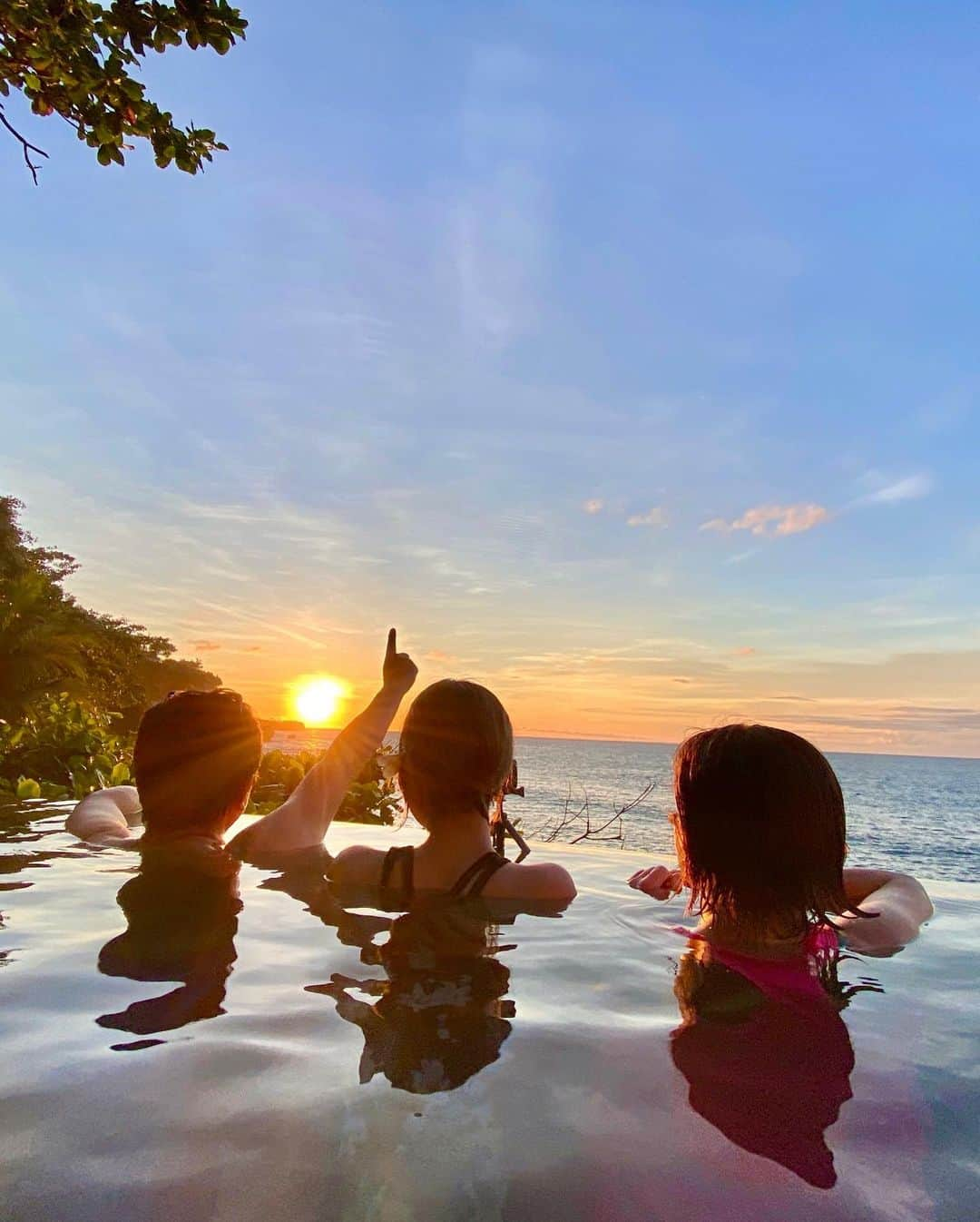 山内あいなさんのインスタグラム写真 - (山内あいなInstagram)「Sunset...🏝🌅✨ #bali #反射した顔な」1月22日 17時49分 - ainayamauchi3131