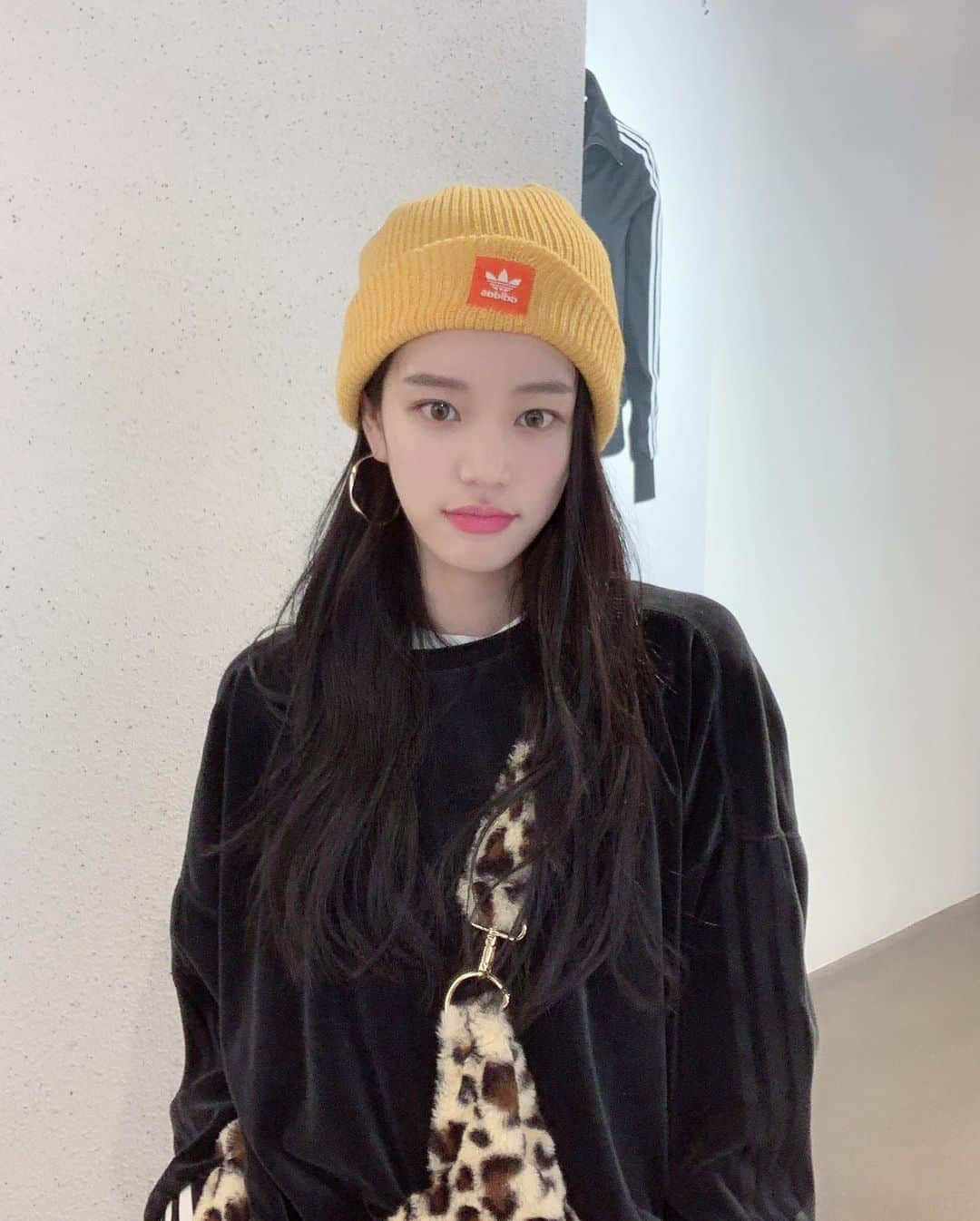 イ・ユビさんのインスタグラム写真 - (イ・ユビInstagram)「Yellow one?💛 Black one?🖤 Or none🤷🏻‍♀️」1月22日 17時58分 - yubi_190